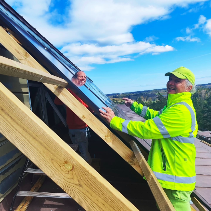 Aurinkopaneelien asennusta