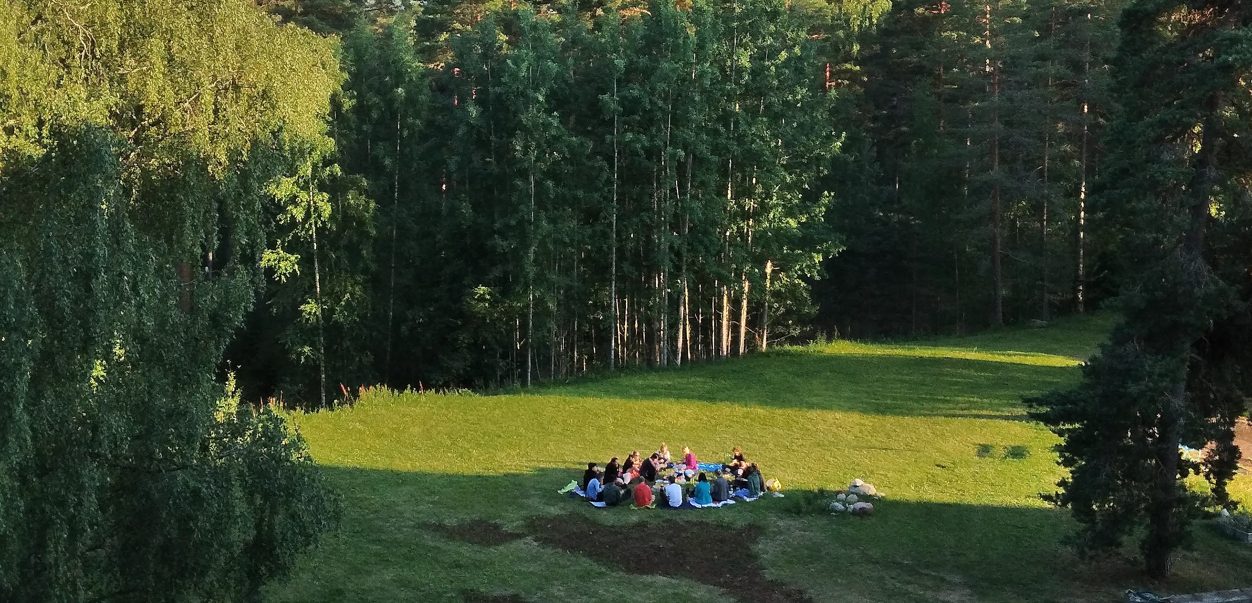 Ryhmä pihalla viltillä (matalaksi rajattu)
